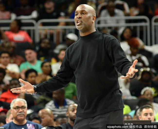 他在赛后采 他在赛后采