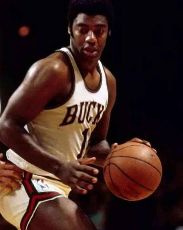 记者：利雅得胜利准备向加布里埃尔开出2000万欧元的免税年薪.