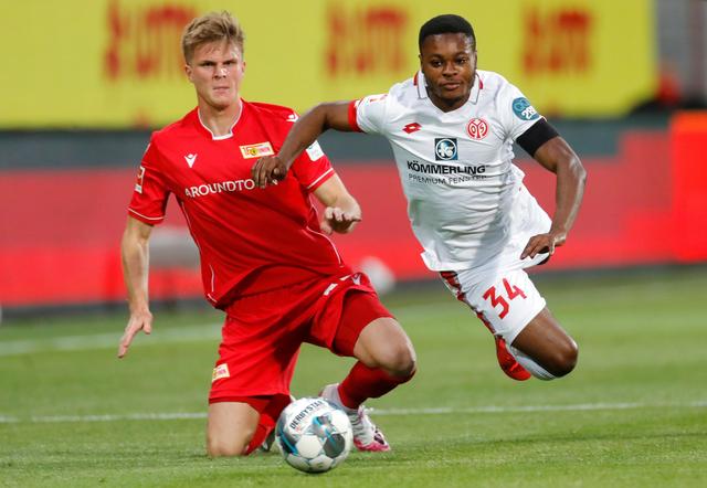 狂欢！庆祝队史首座英联杯冠军 约30万名球迷参加纽卡夺冠游行活动